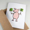 Glückwunschkarten mit glücklichem Schwein mit zwei großen Glückskleeblättern