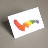 Gay Pride: Tischkarten mit Regenbogen und Namen