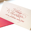 Weihnachtskarten mit rotem Relieflack auf der Kalligrafie