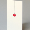 Minimaleinsatz, Weihnachtskarten mit roter Christbaumkugel und Reliefdruck