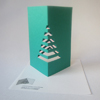 grüne Weihnachtskarten mit Weihnachtsbaum für den Schreibtisch