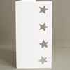 weiße Weihnachtskarten mit ausgestanzten Sternen